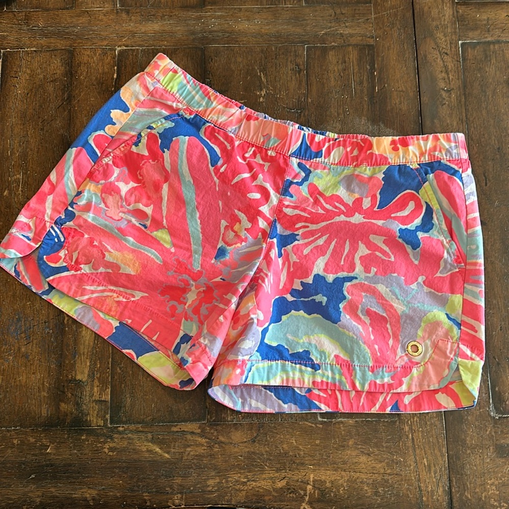 Lily Pulitzer multi color pull on women’s shorts size small with pockets
